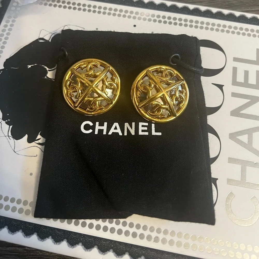 CHANEL Oversized Vintage Gold CC Faux Pearl Clip On Earrings - Picture 1 of 10